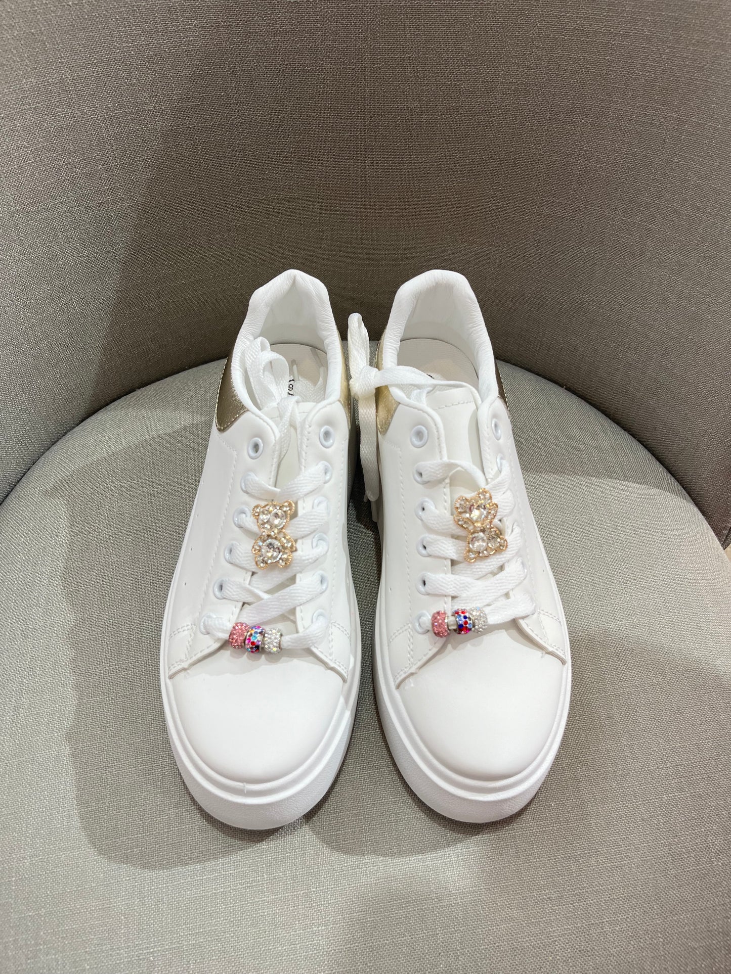Sneakers con decorazioni sui lacci