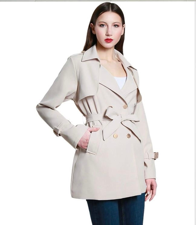 trench con bottoni dorati
