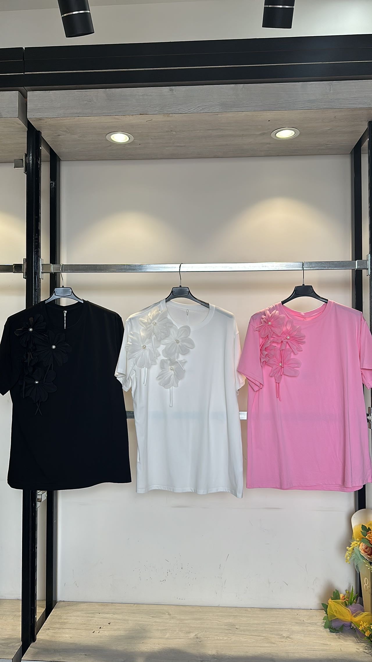 Maglietta T-shirt con fiori