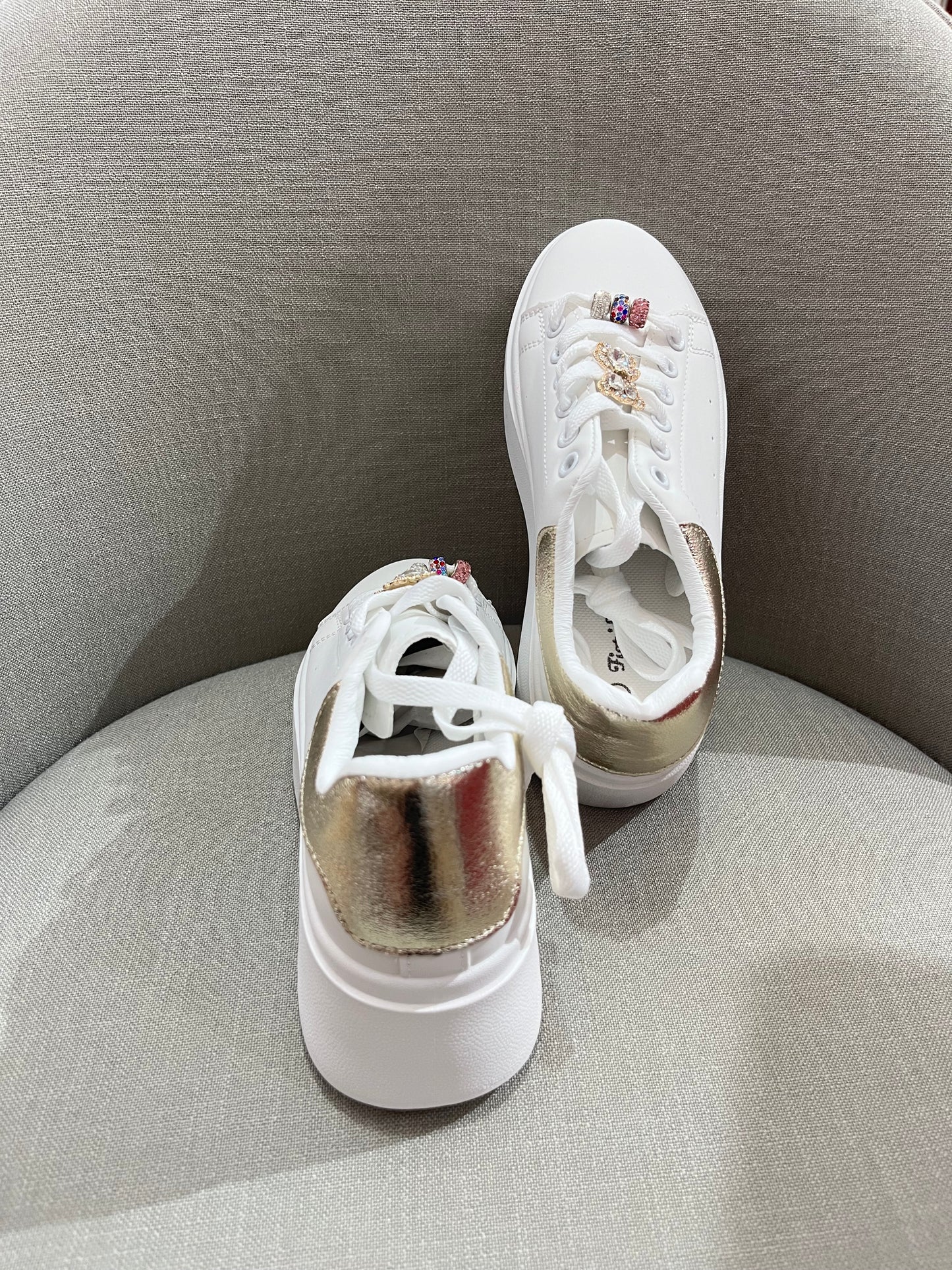 Sneakers con decorazioni sui lacci