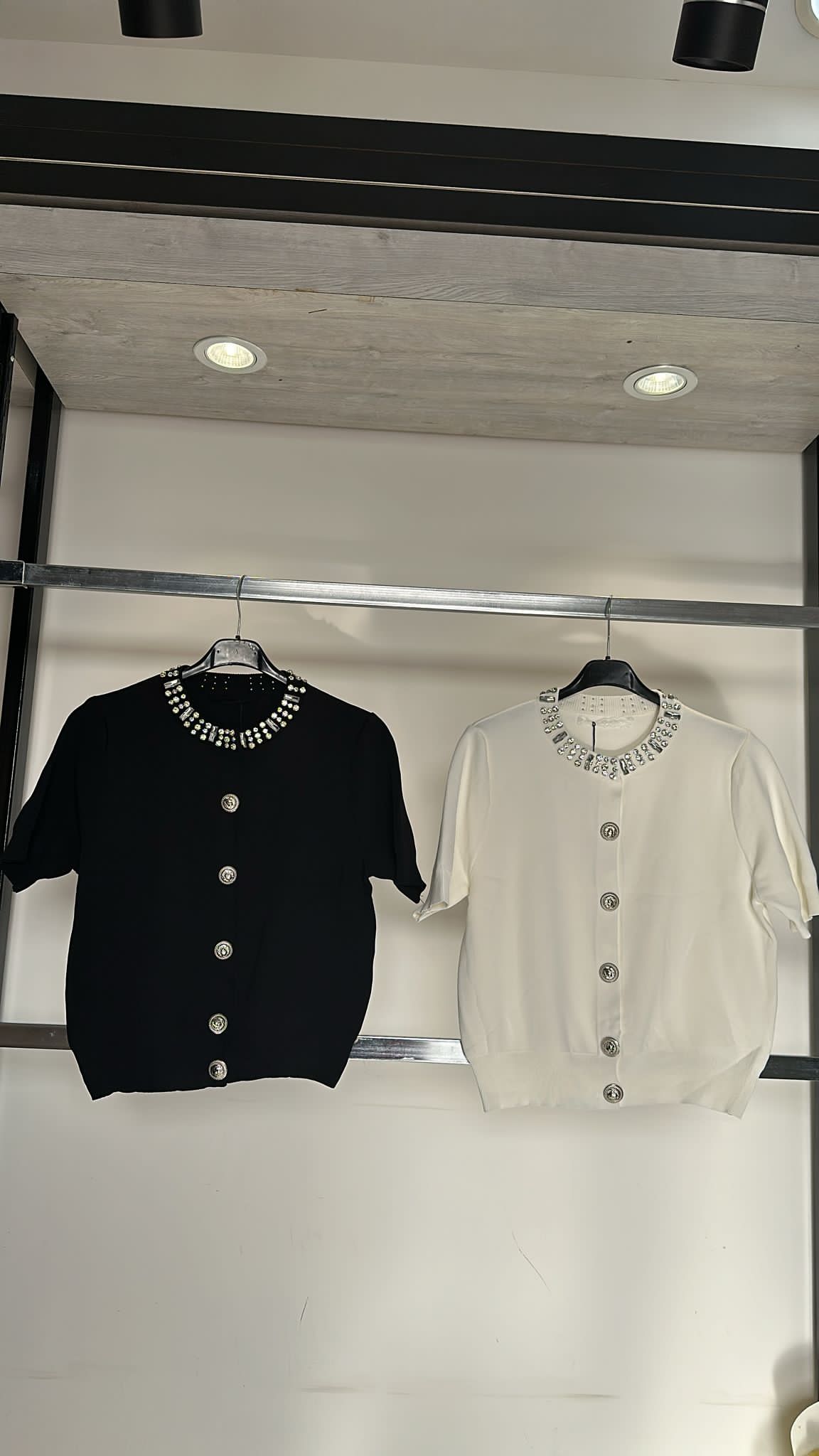 Maglione maniche corte con collo gioiello