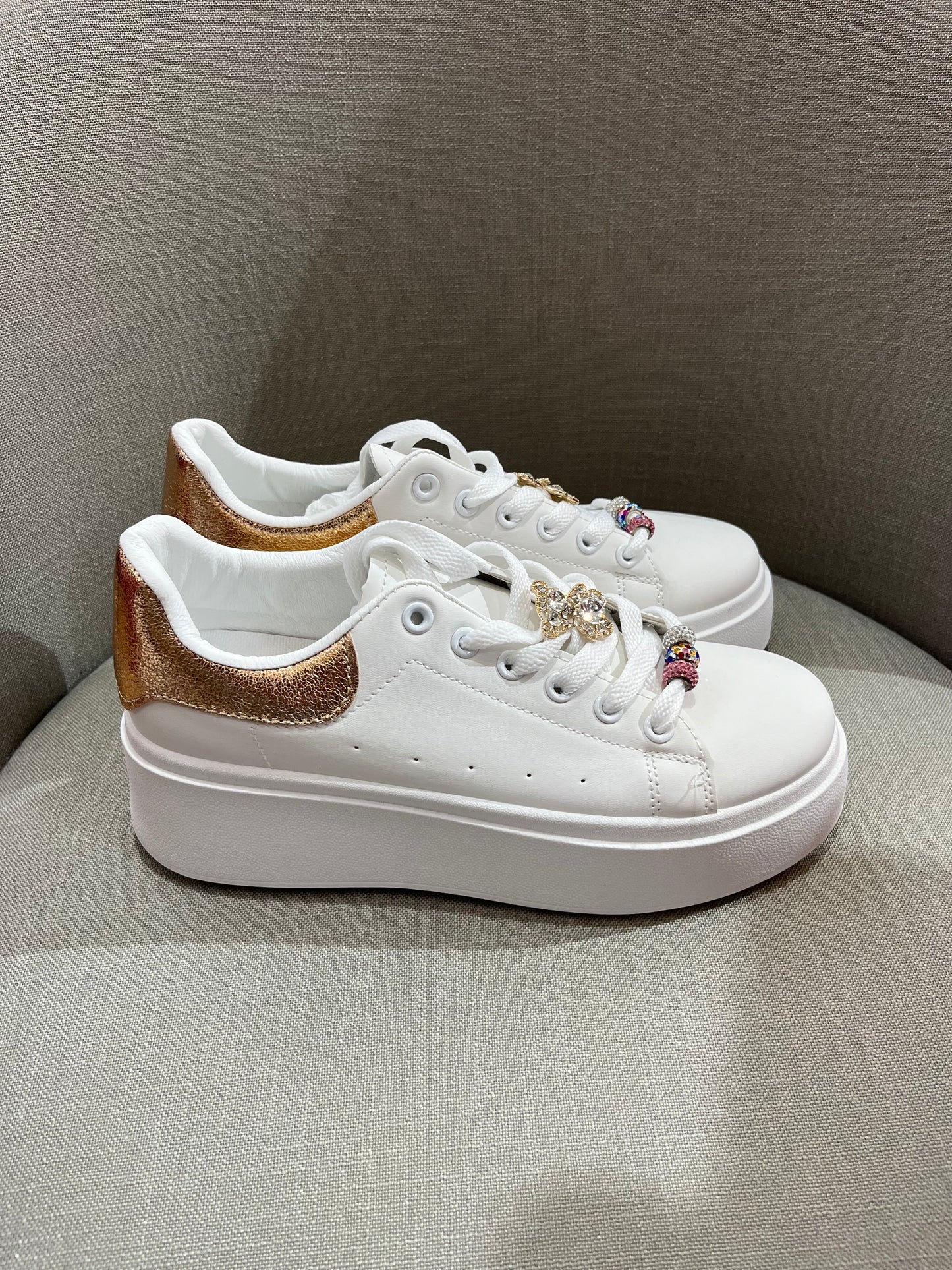 Sneakers con decorazioni sui lacci