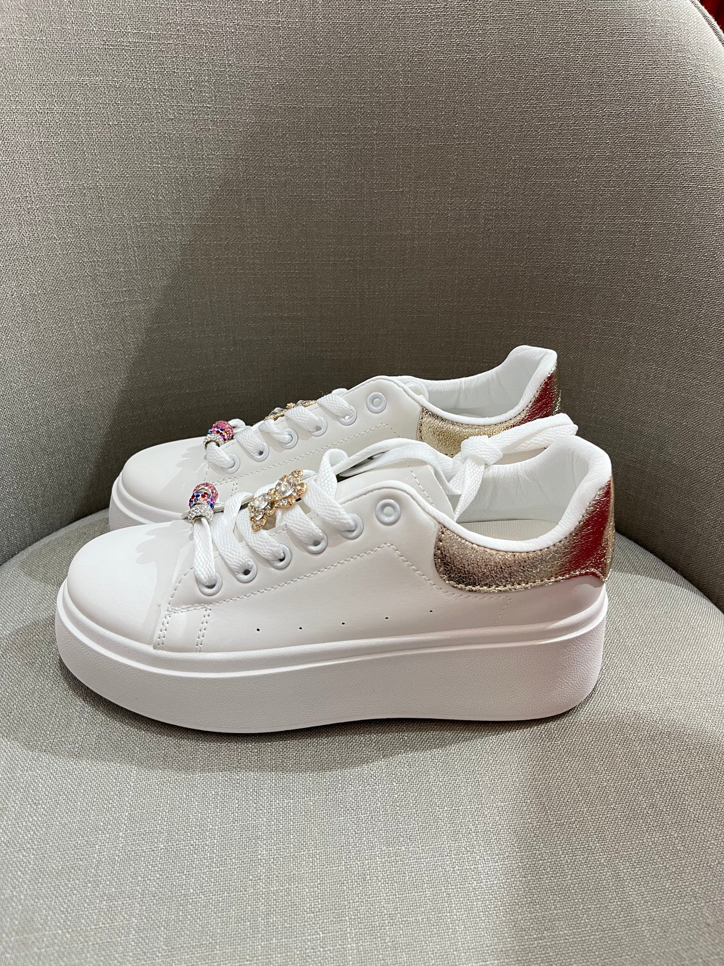 Sneakers con decorazioni sui lacci