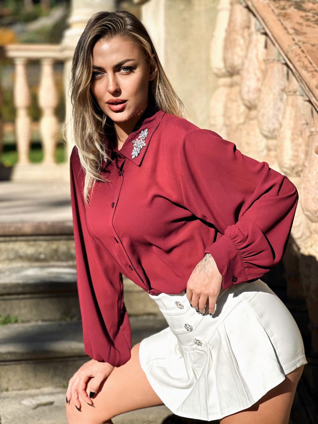 Camicia con strass sul collo