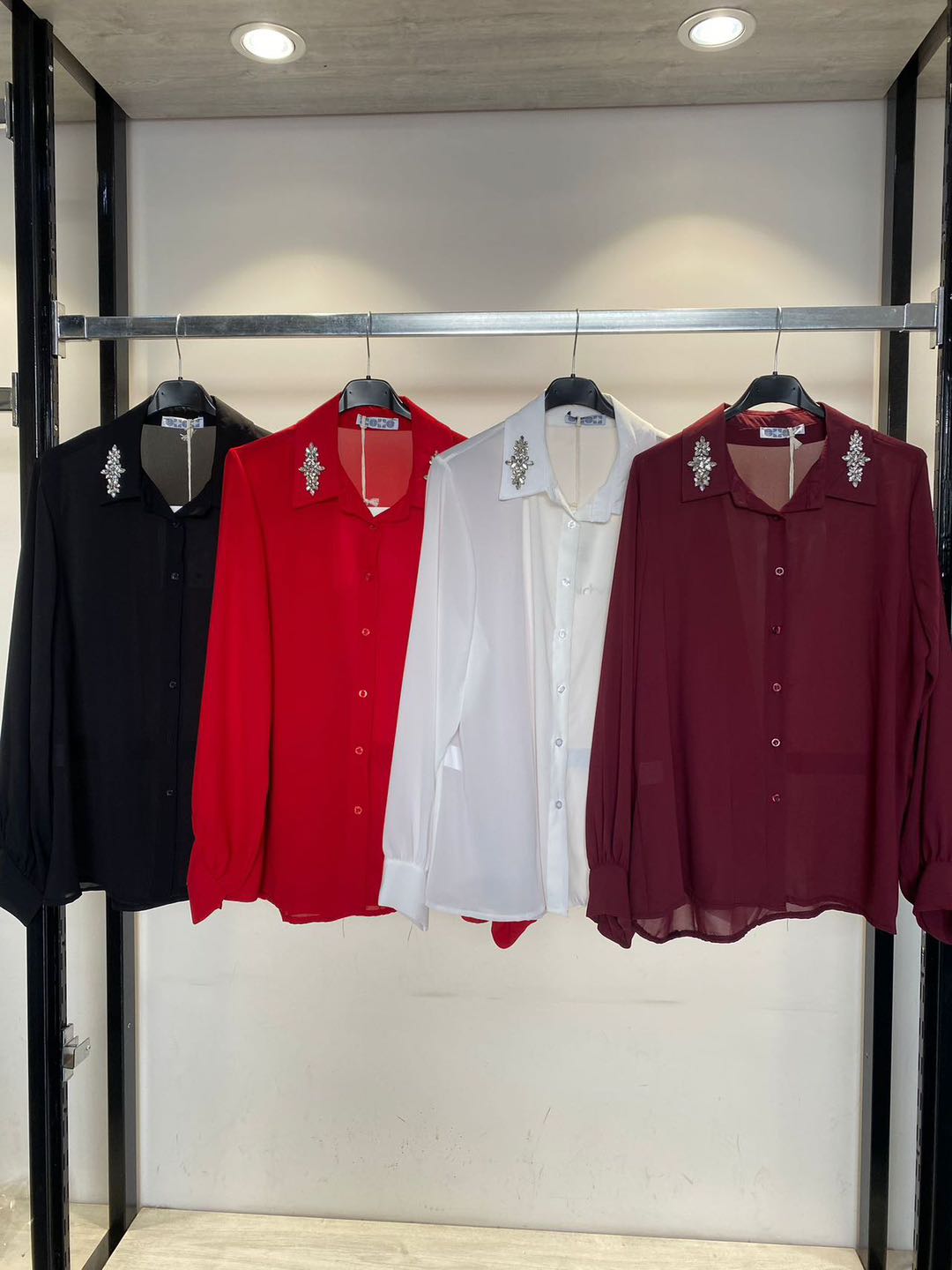 Camicia con strass sul collo