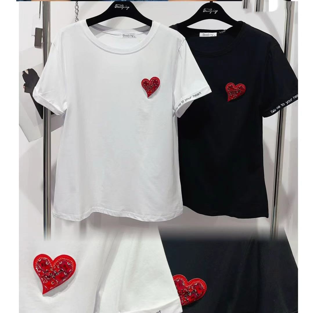 T-shirt con cuore rosso