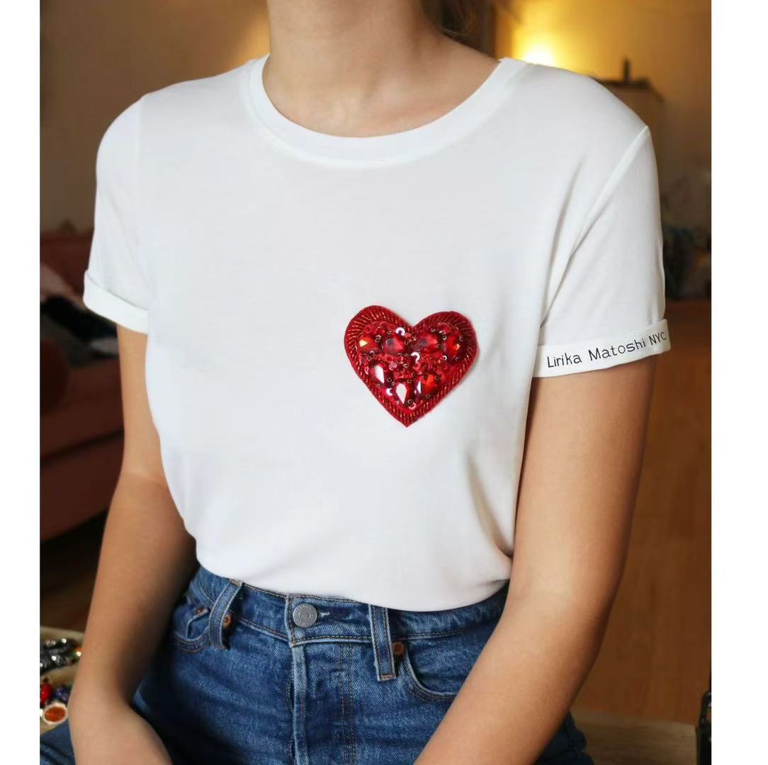 T-shirt con cuore rosso