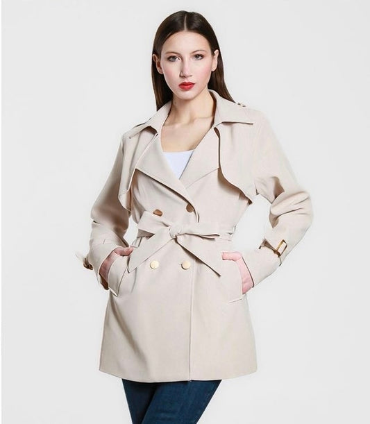 trench con bottoni dorati