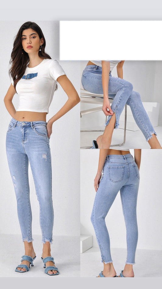 Jean’s skinny con un po’ strappato davanti