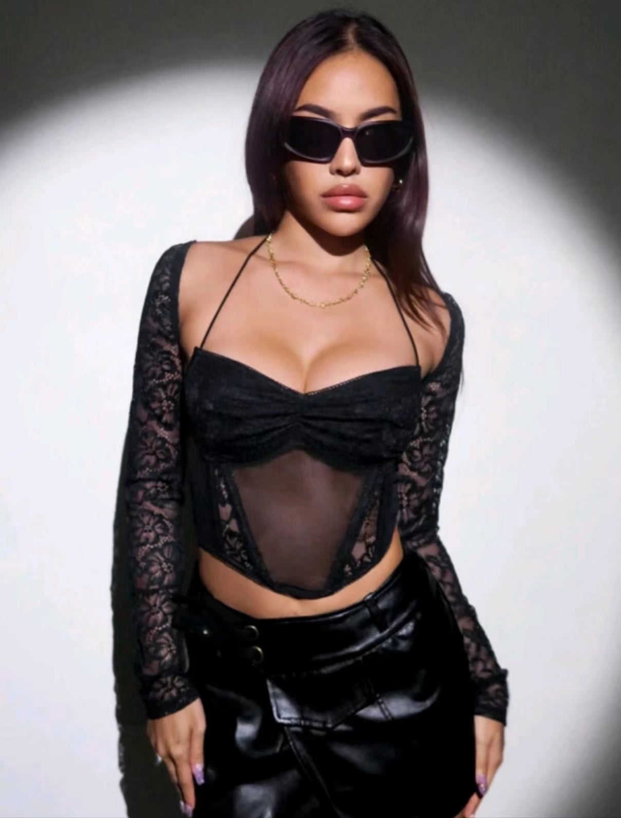 Top con scollatura e in pizzo