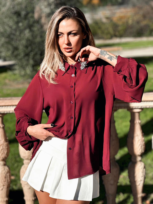Camicia con strass sul collo