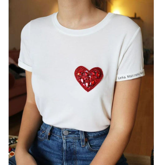 T-shirt con cuore rosso